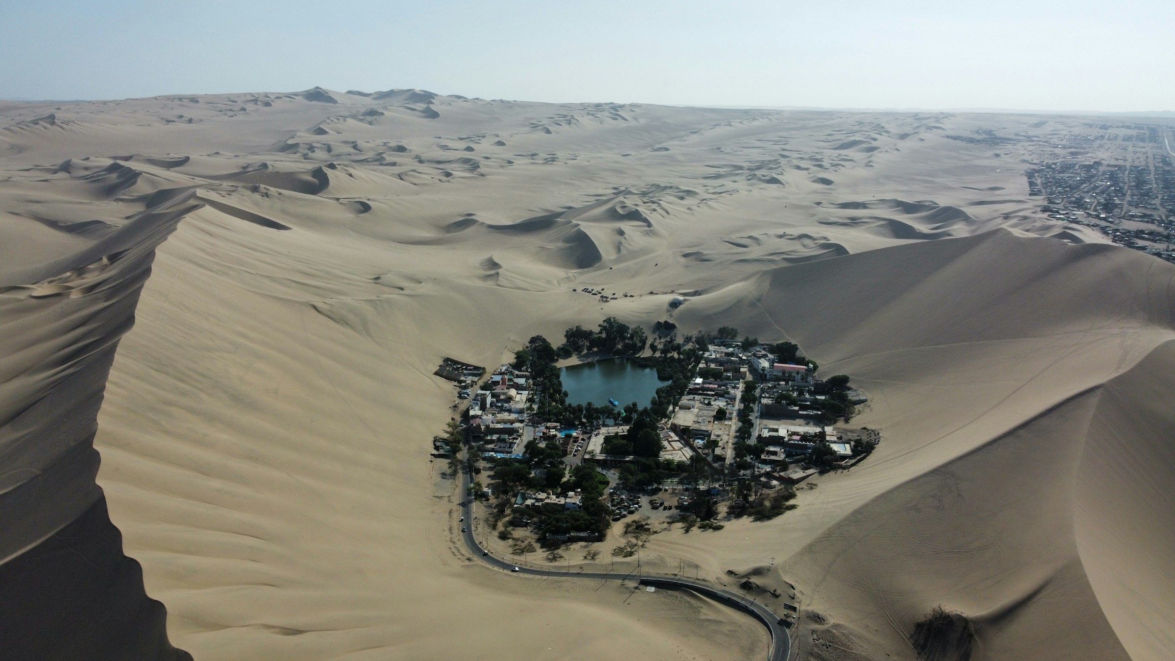 Laguna de Huacachina rodeada de dunas de arena