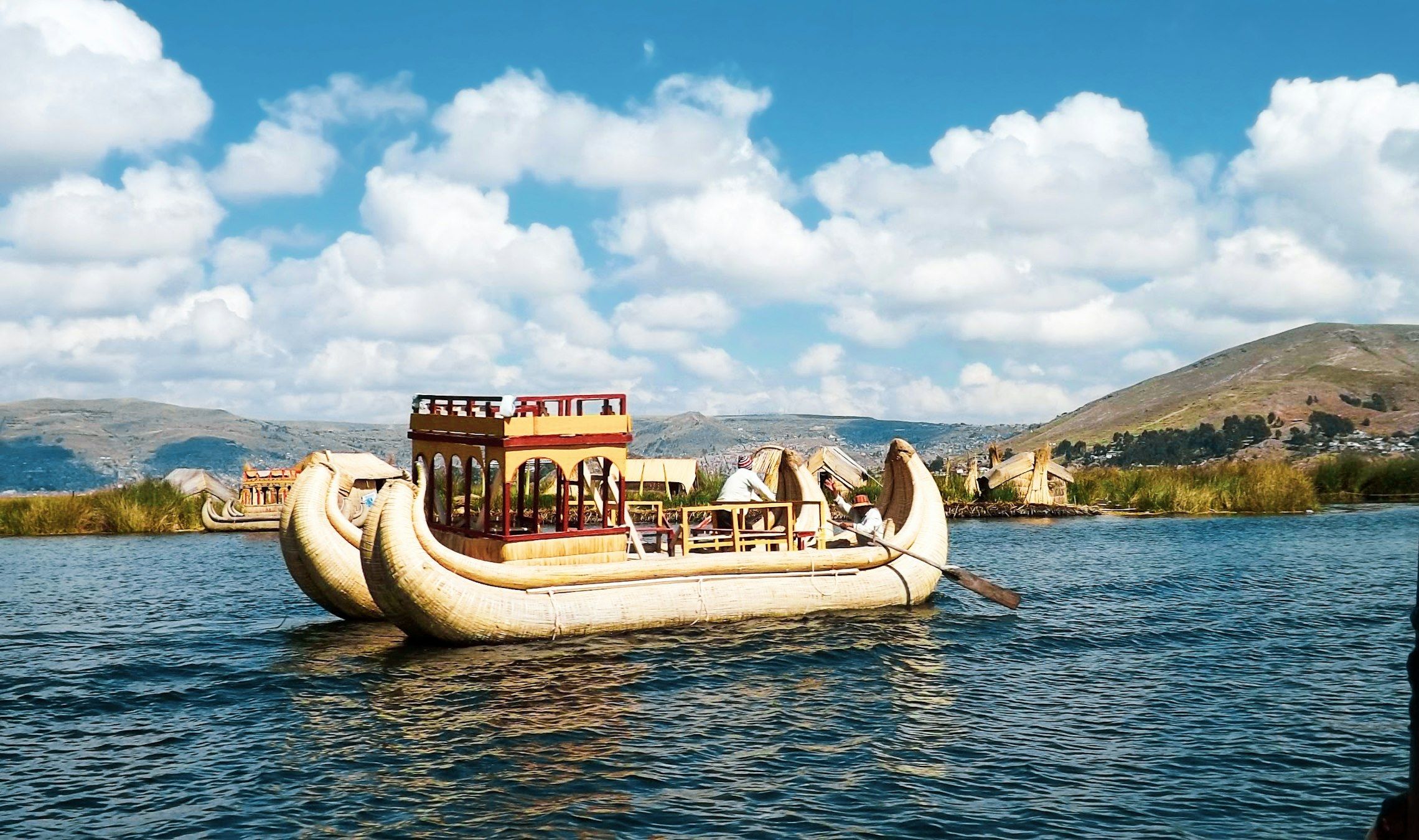 Balsa de totora junto a las islas flotantes de los Uros, lago Titicaca